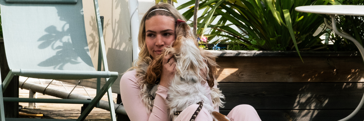 Illustration bien-être humain-chien via le Doga