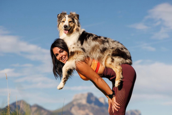 Groupe de pratiquants Doga en nature avec leurs chiens