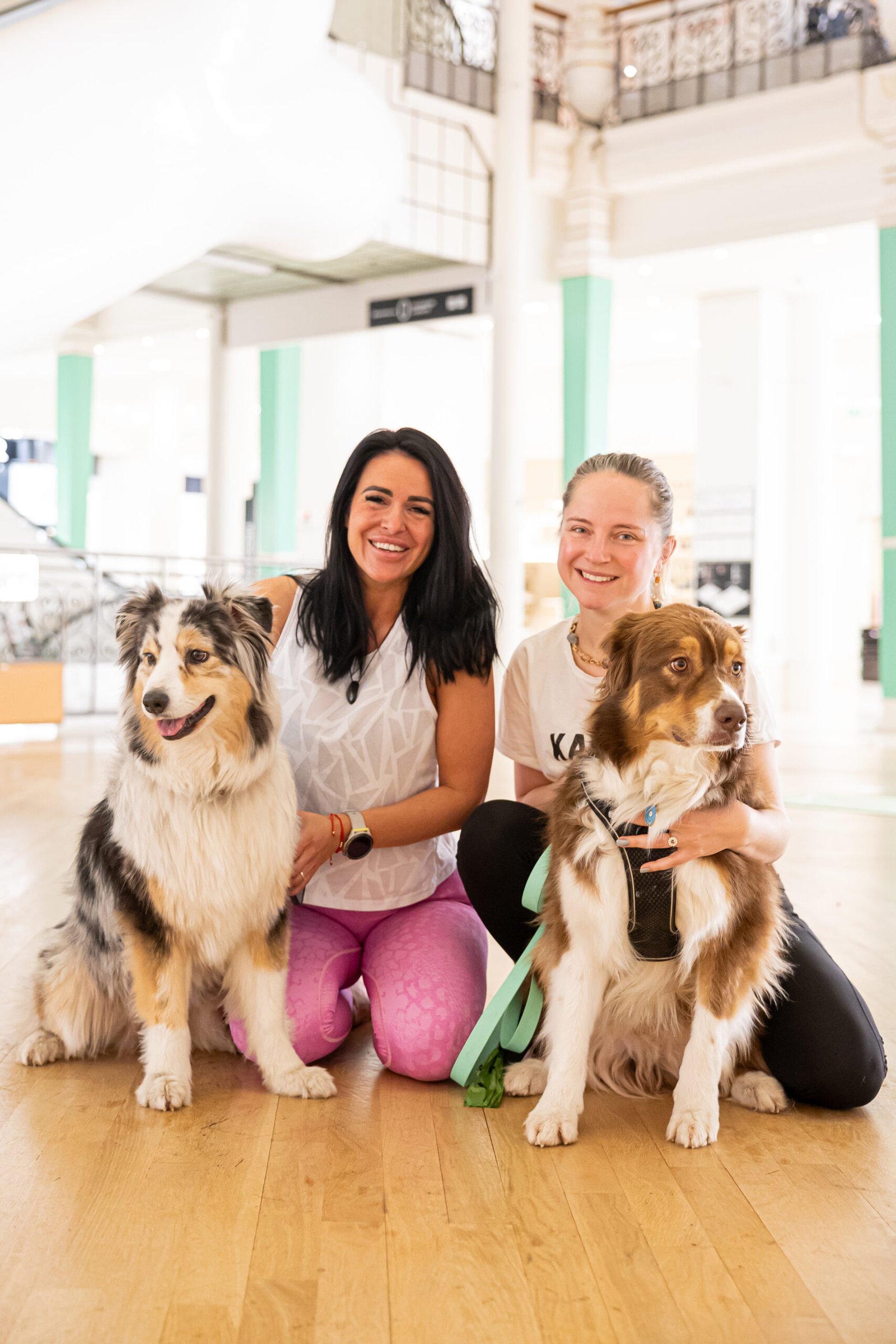 Femme en posture de Doga avec son chien sur un tapis